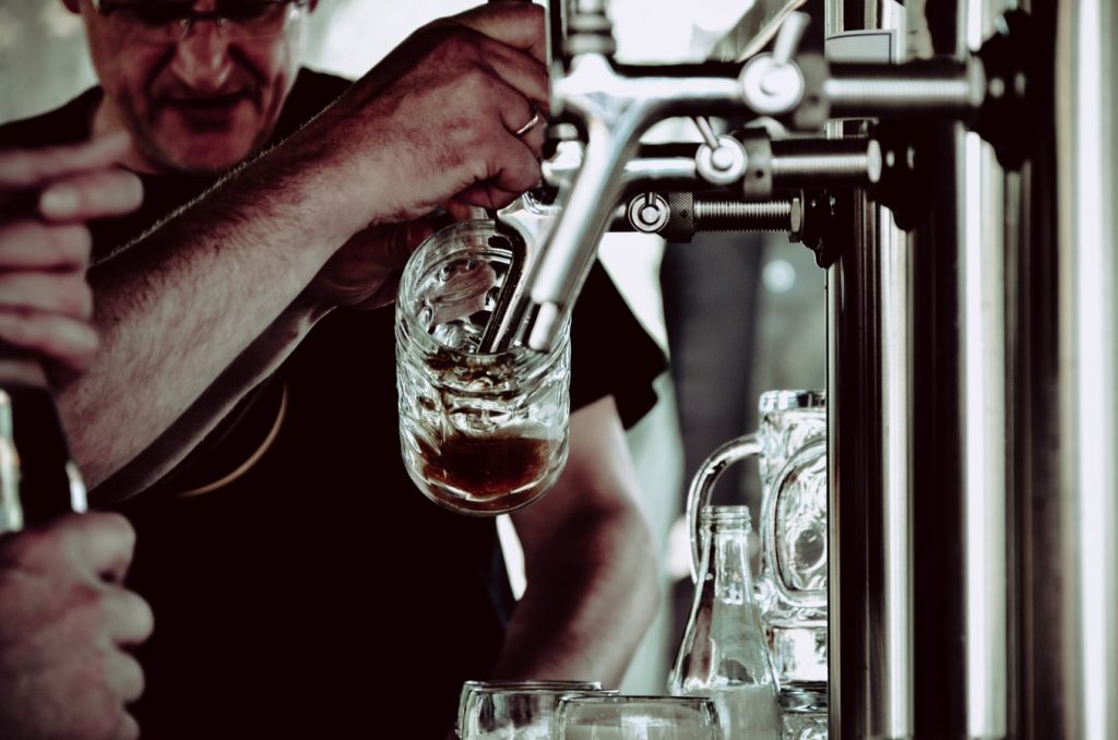 Overzicht van alle benodigde apparatuur en ingrediënten voor het zelf bier brouwen thuis