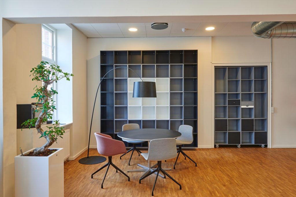 Professionele projectinrichting van een moderne kantoorruimte met goed licht en ergonomische werkplekken