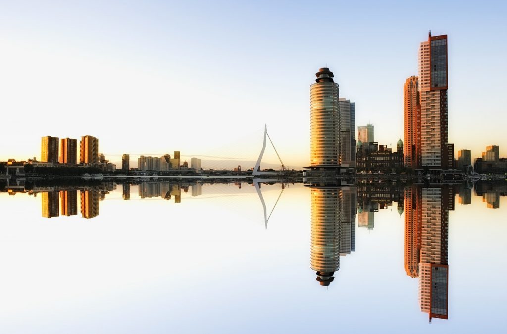 Vrienden genieten van een meidendag in Rotterdam met shopping, manicure en cocktails