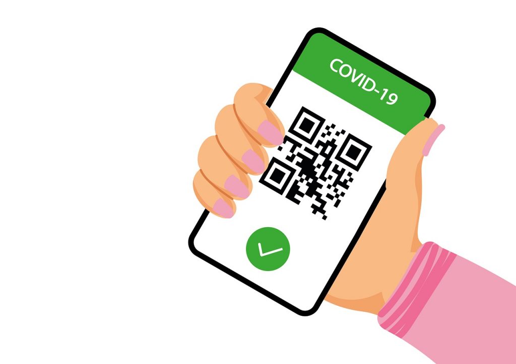 Geel vaccinatiepaspoort met stickers en registratiegegevens van coronavaccinatie, uitgegeven door de GGD in Nederland