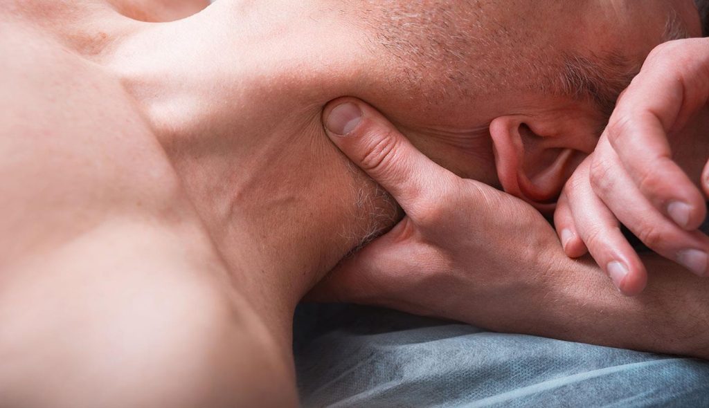 Chiropractor in Den Haag voert behandeling uit tegen aanhoudende nekklachten met vakkundige manipulatie en spierontspanningst