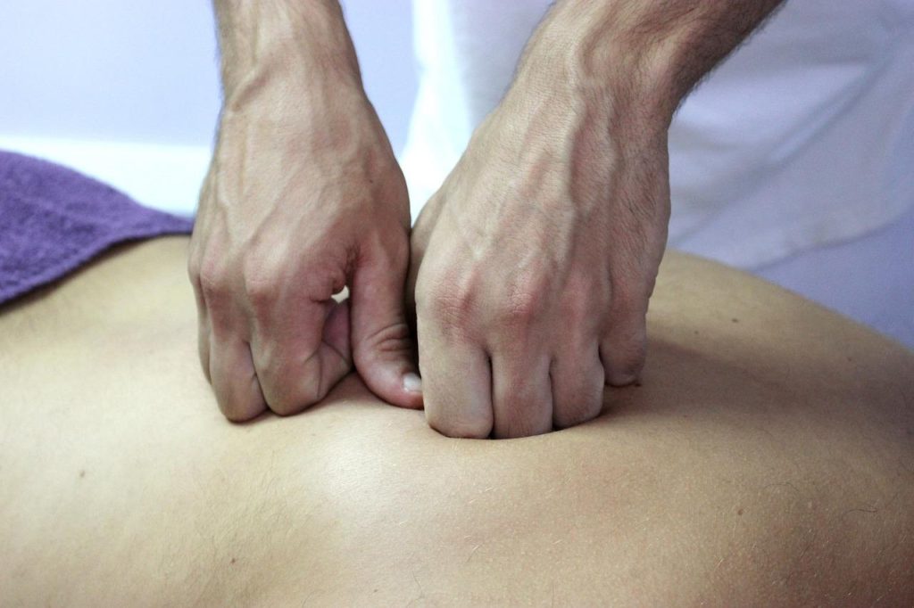 Osteopathie-behandeling voor rugpijn: zachte manipulaties helpen bij beknelde zenuw en herstel van bewegingsvrijheid
