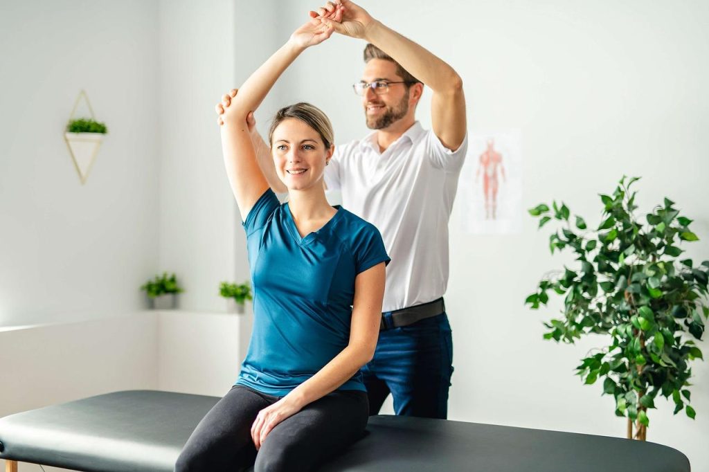 Infographic met de belangrijkste verschillen tussen chiropractor en manueel therapeut voor rug- en nekzorg