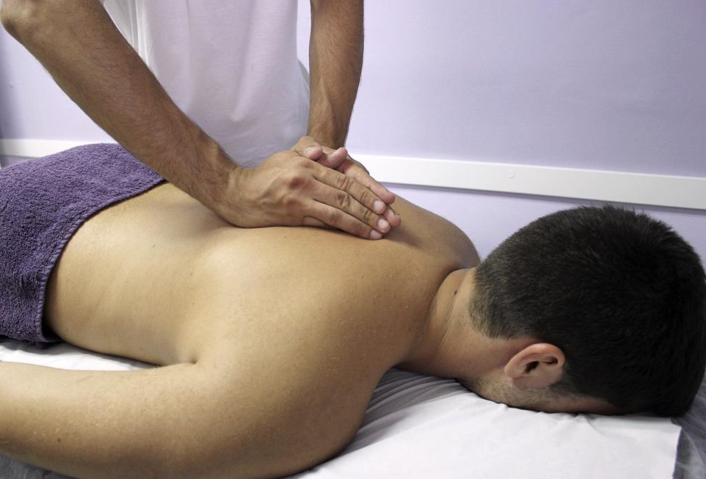Osteopaat voert behandeling uit voor rugpijn door scheef bekken bij Praktijk Gezond Mens