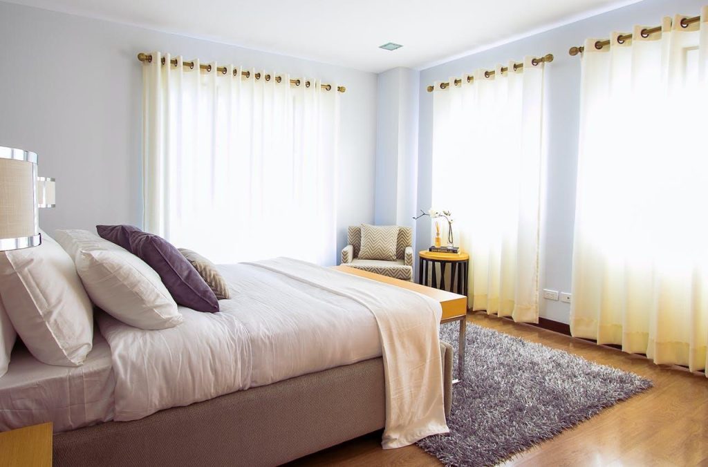 Een schone, opgeruimde slaapkamer helpt ongedierte buiten te houden. Regelmatig schoonmaken voorkomt muggen, bedwantsen en an