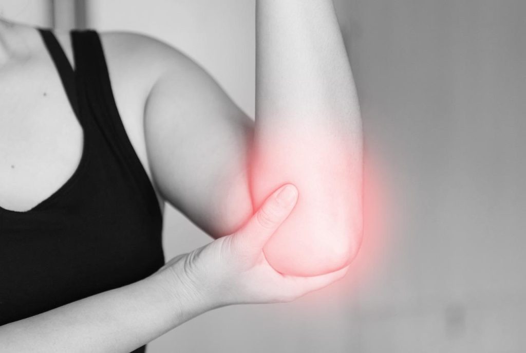 Specialist voert effectieve behandeling voor tenniselleboog uit met gerichte fysiotherapie technieken