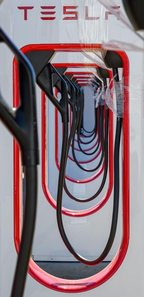 Overzicht van verschillende soorten opladers voor elektrische auto's, inclusief snelladers en universele oplaadpunten in stad