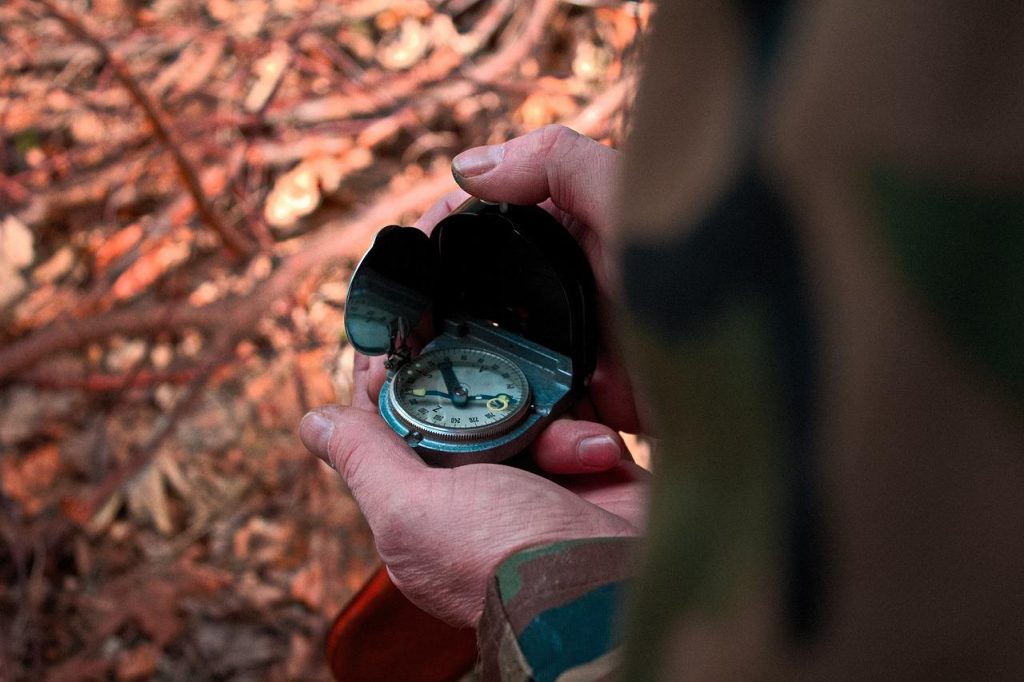 Moderne survival uitrusting met geavanceerde technologie, duurzame materialen en tools voor voorbereiding op de toekomst van