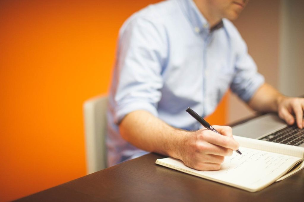Moderne kantoorinrichting met professioneel interieuradvies voor ergonomie, samenwerking en bedrijfsidentiteit