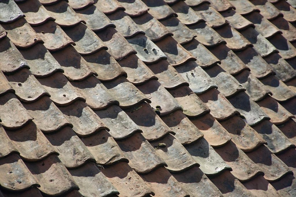 Revolutionaire siliconen dakbedekking toepassing toont naadloze, duurzame bescherming van een dak met superieure UV-bestendig