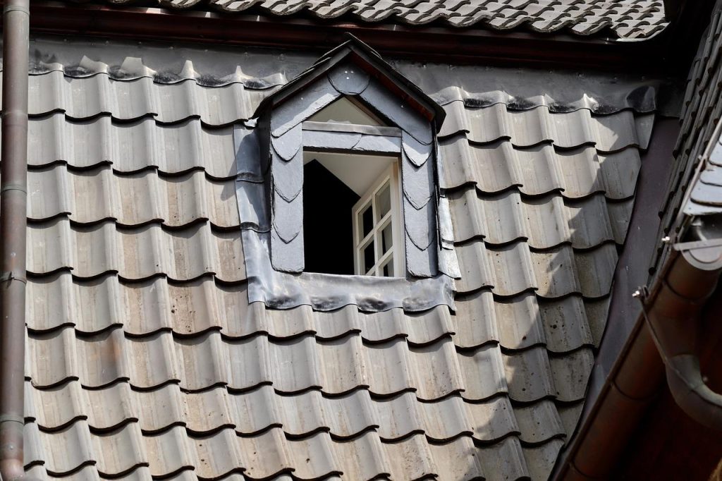 Zinken dakkapel op woning met informatie over duurzaamheid en voordelen